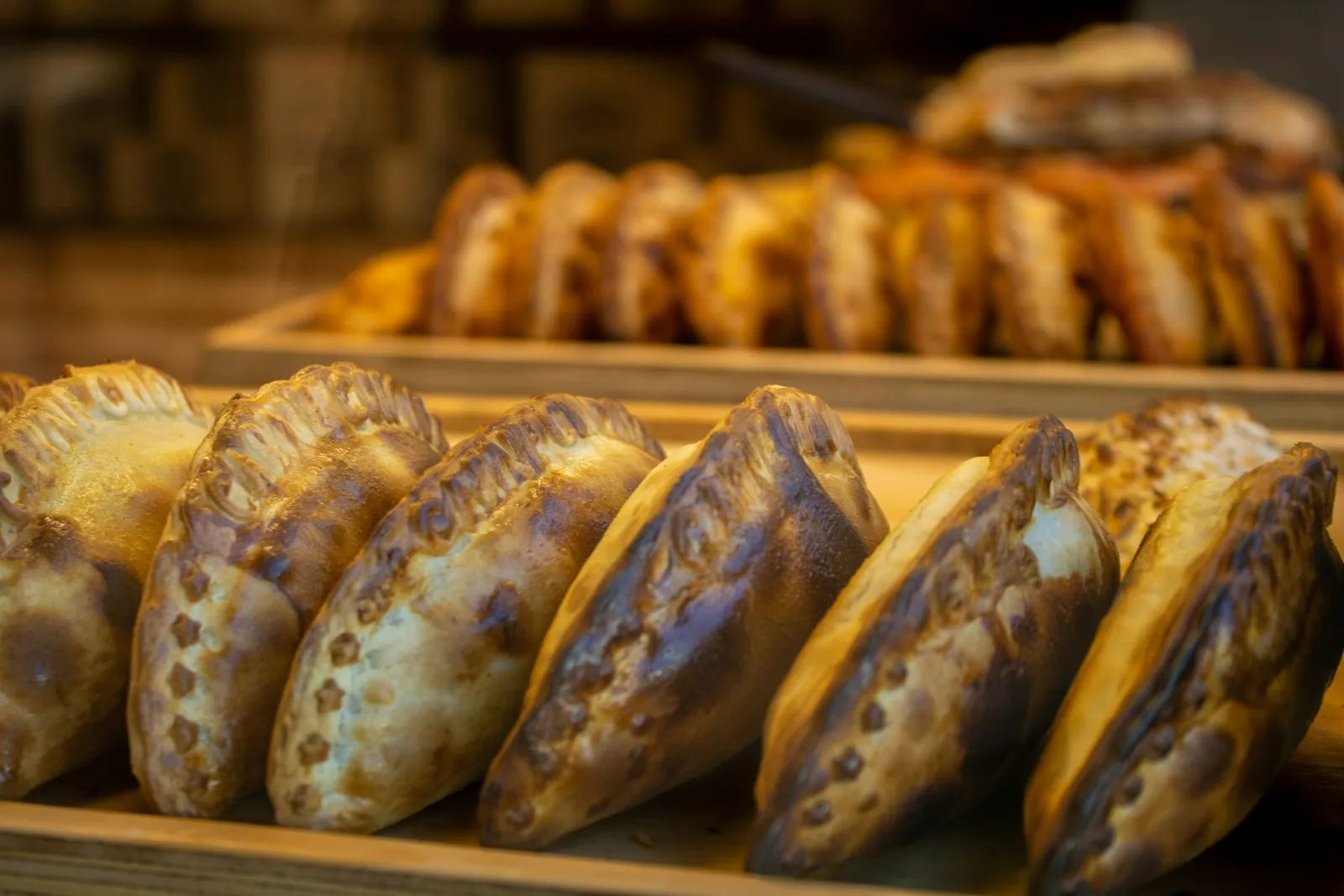 Empanadas de carne recién horneadas