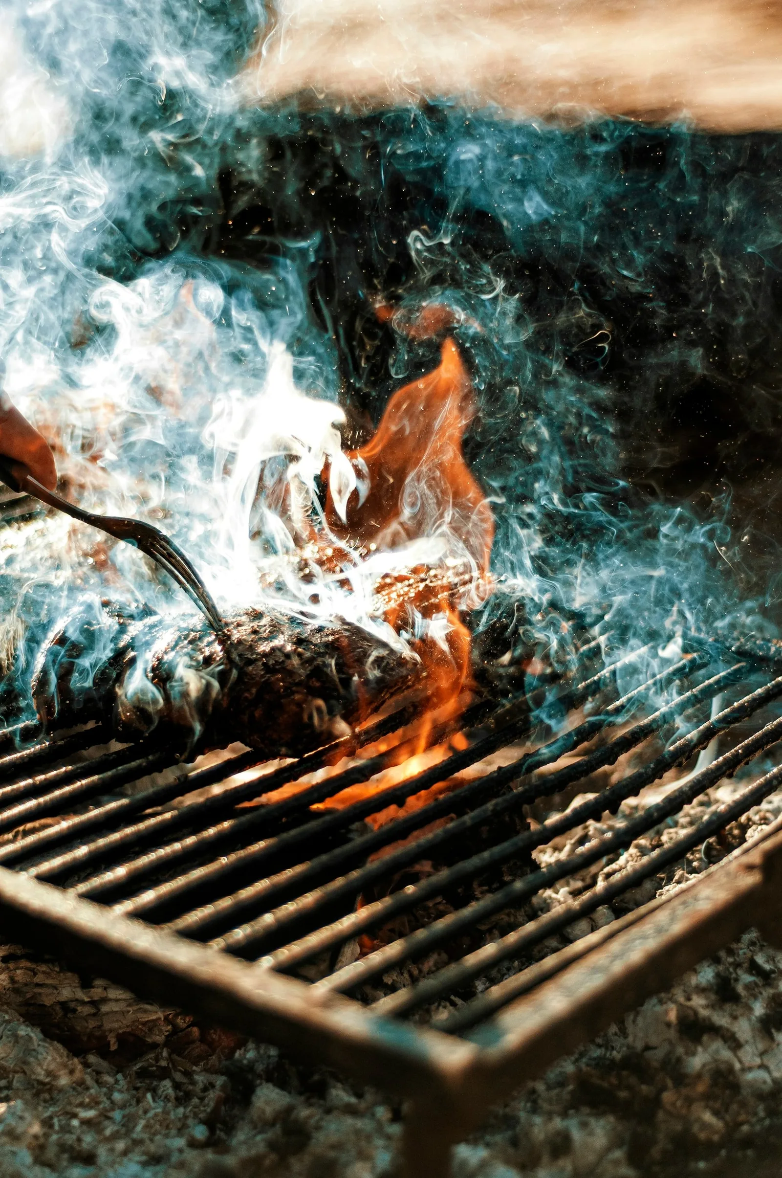 Brasas de quebracho en la parrilla